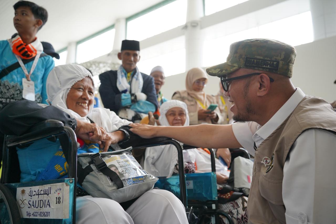 Wamenhaj Lepas 445 Jemaah Kloter KJT 13, Pastikan Layanan Haji Berpihak pada Jemaah